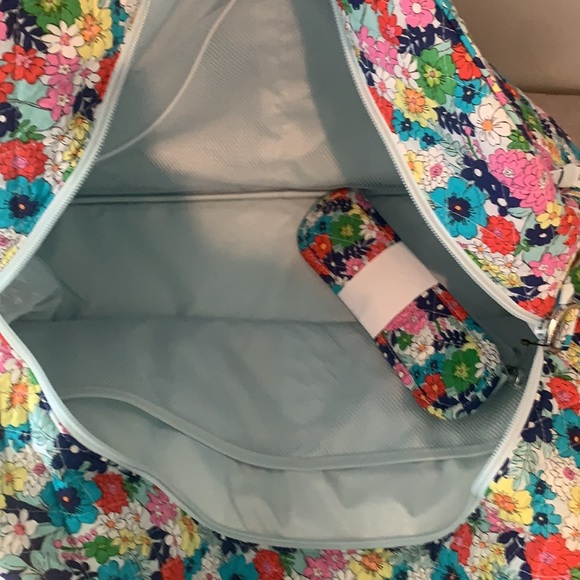 NWT Vera Bradley grand traveler duffel bag far out floral - Picture 7 of 8